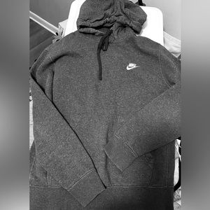 LIKE NEW GREY NIKE HOODIE. WOMENS SIZE MEDIUM.